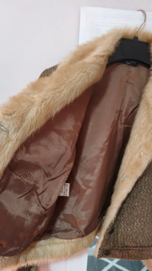 Cazadora corta con cuello de pelo