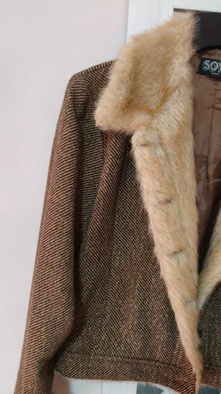 Cazadora corta con cuello de pelo