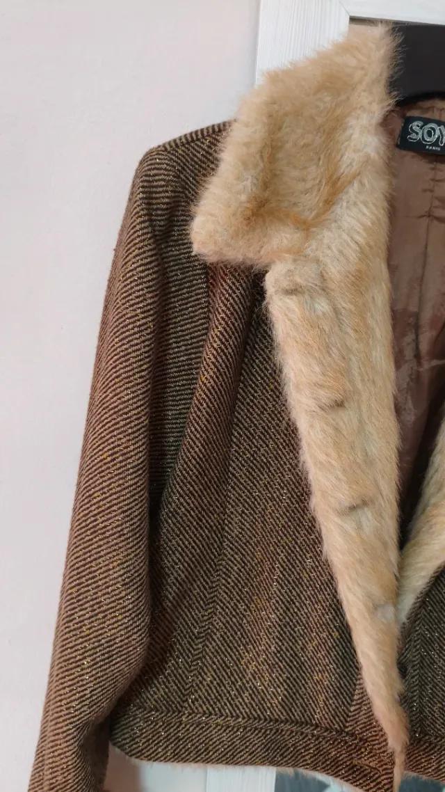 Cazadora corta con cuello de pelo