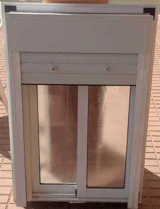Ventana aluminio con persiana