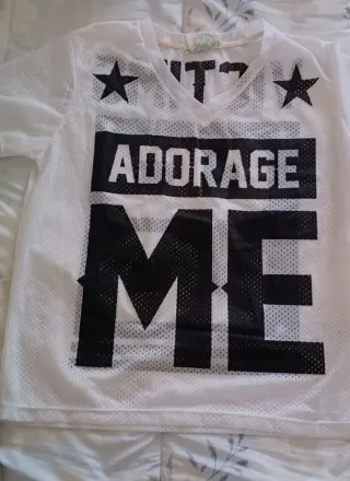 Maglia sportiva bianca con scritte nere