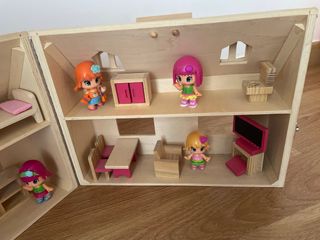 Casa de muñecas de madera