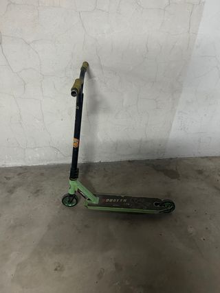 Patinete infantil negro y verde