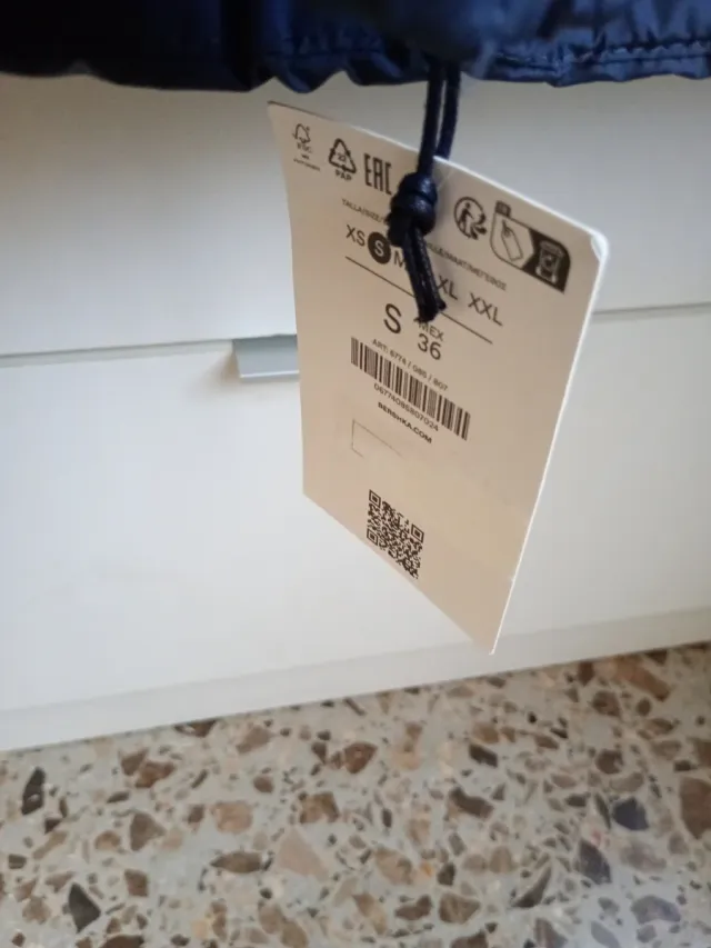 Abrigo acolchado negro nuevo