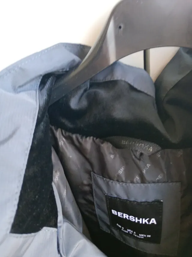 Abrigo acolchado negro nuevo