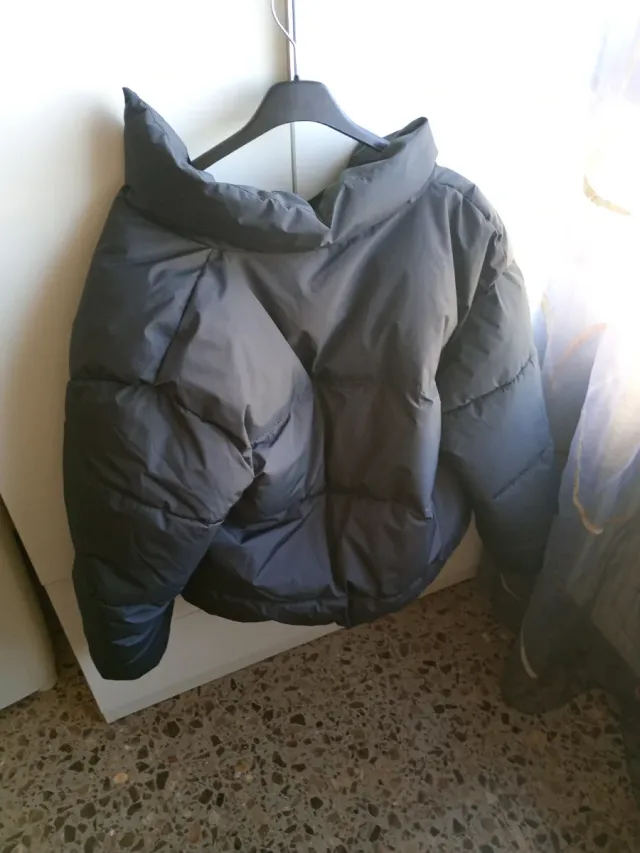 Abrigo acolchado negro nuevo