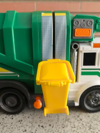 Camión de basura de juguete verde