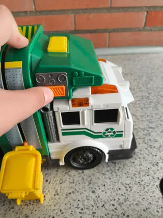 Camión de basura de juguete verde