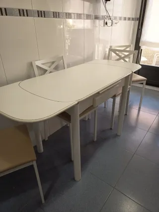 Mesa de cocina y 4 sillas