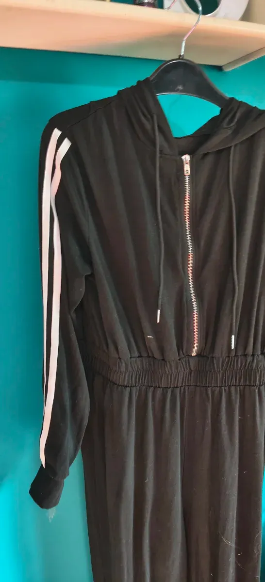 Mono deportivo con capucha y rayas