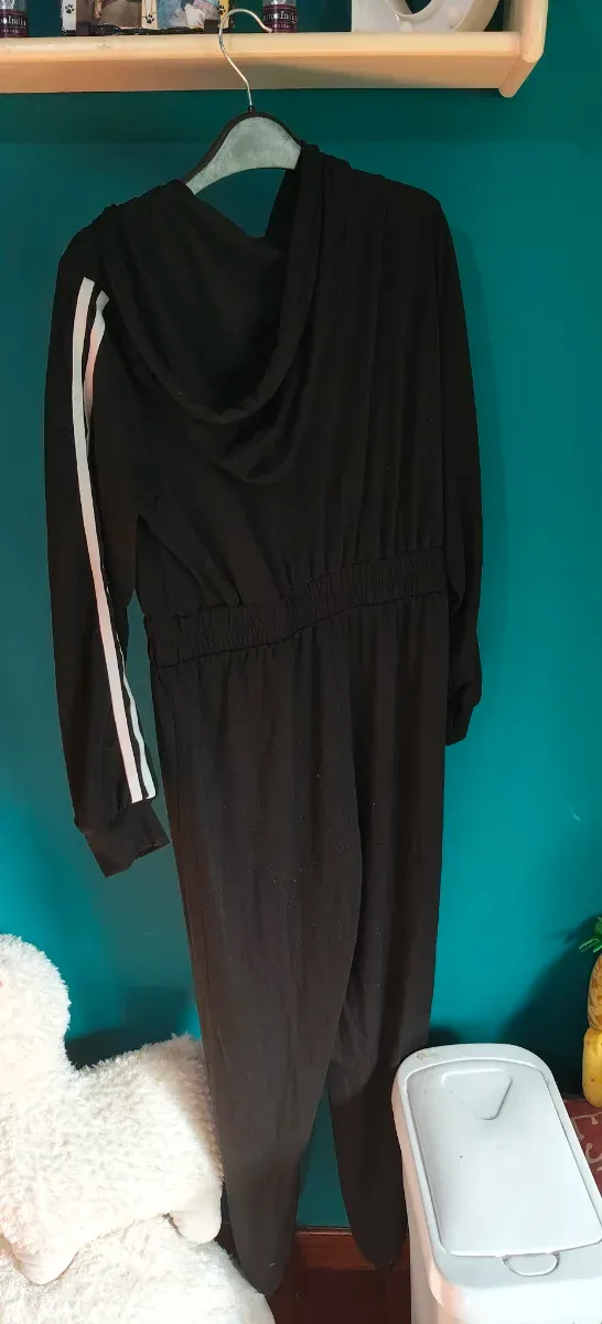 Mono deportivo con capucha y rayas