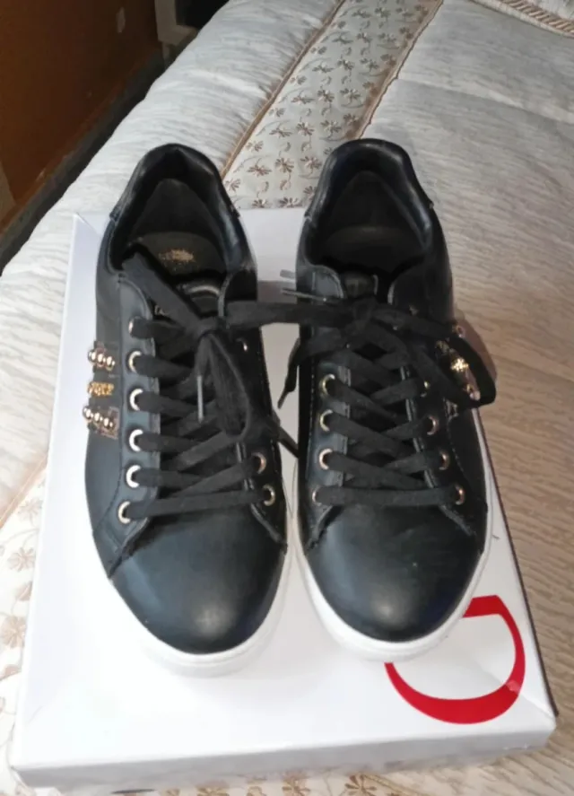 Zapatillas Guess Negras y Doradas Talla 36