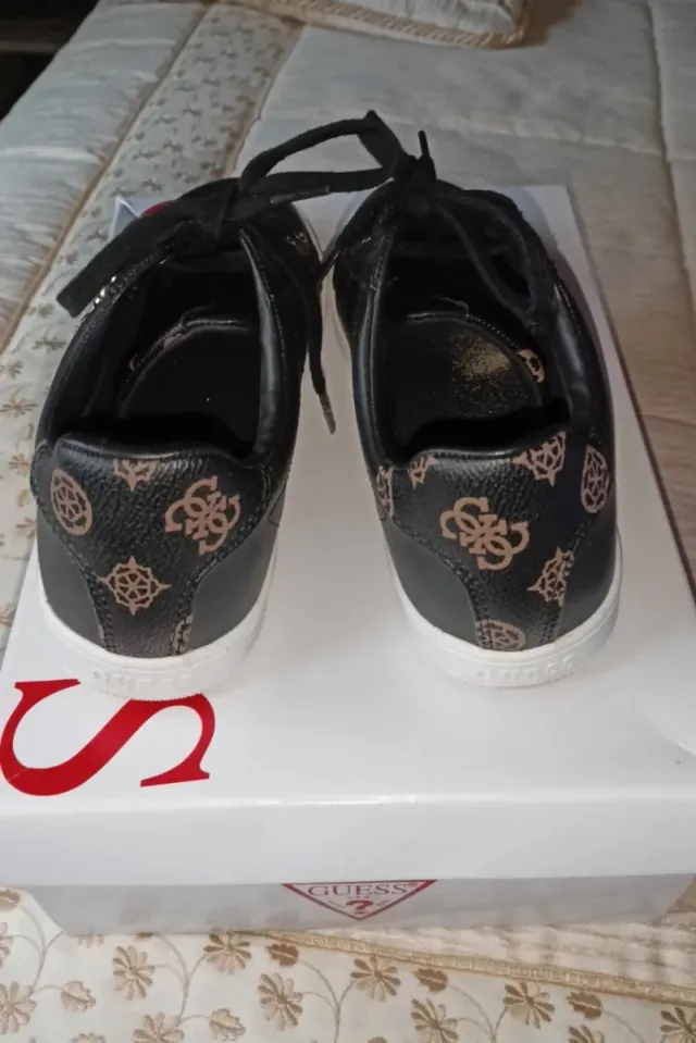Zapatillas Guess Negras y Doradas Talla 36