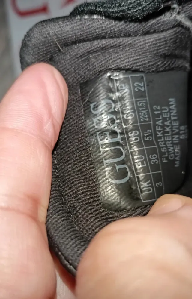 Zapatillas Guess Negras y Doradas Talla 36