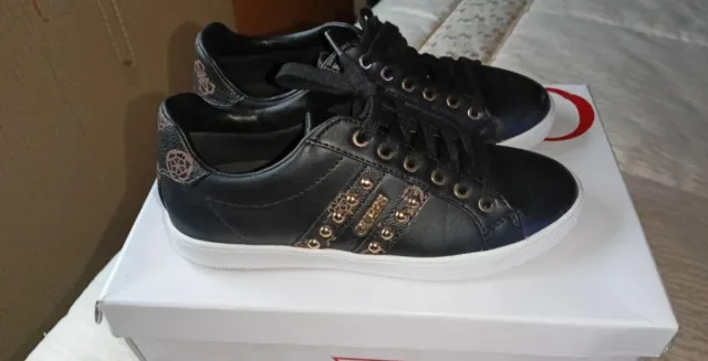 Zapatillas Guess Negras y Doradas Talla 36
