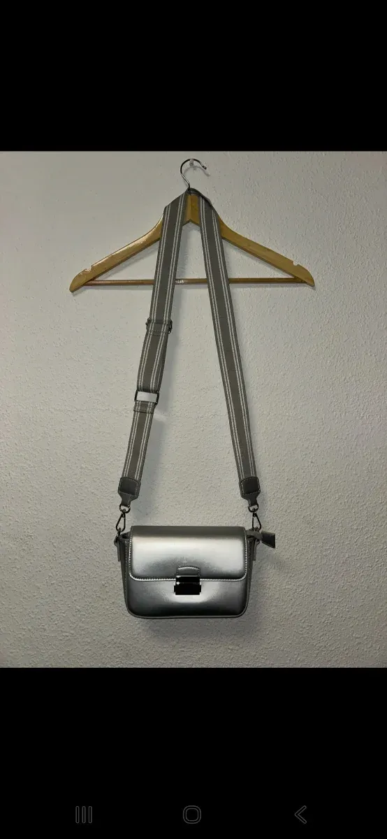 Bolso plateado bandolera