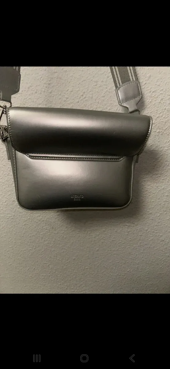 Bolso plateado bandolera