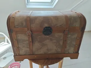 Baúl de madera con detalles en cuero