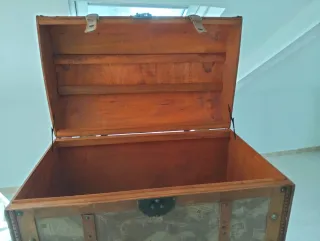 Baúl de madera con detalles en cuero