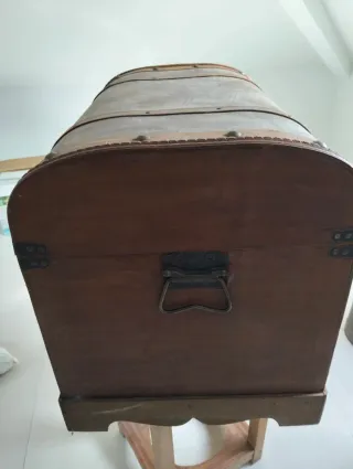 Baúl de madera con detalles en cuero