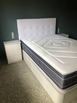 Divano letto pieghevole in legno con 4 angoli arrotondati in legno massello da 3 cm con piano rinforzato