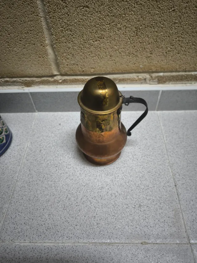Chocolatera antigua de cobre