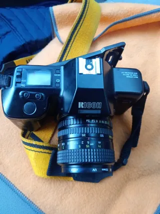 Cámara Ricoh KR-10M con objetivo 35-70mm