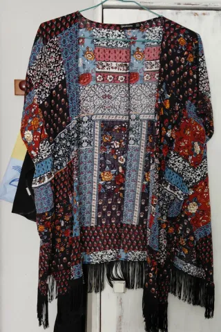 Casaca Patchwork Estampada con Flecos