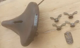 Chapa Peugeot Cirus,sillín Brown 4 palomillas SOVA