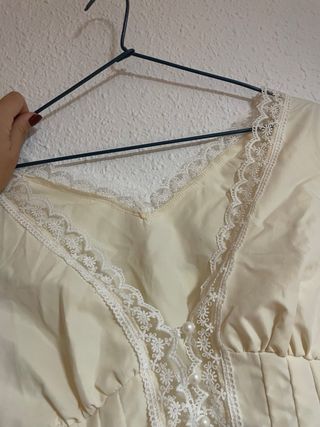 Blusa blanca encaje escote pico