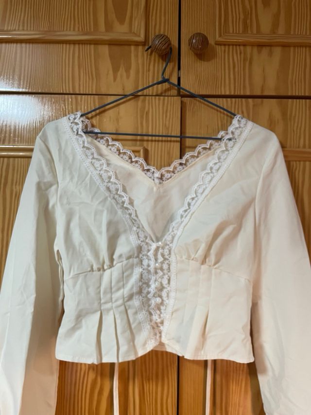 Blusa blanca encaje escote pico