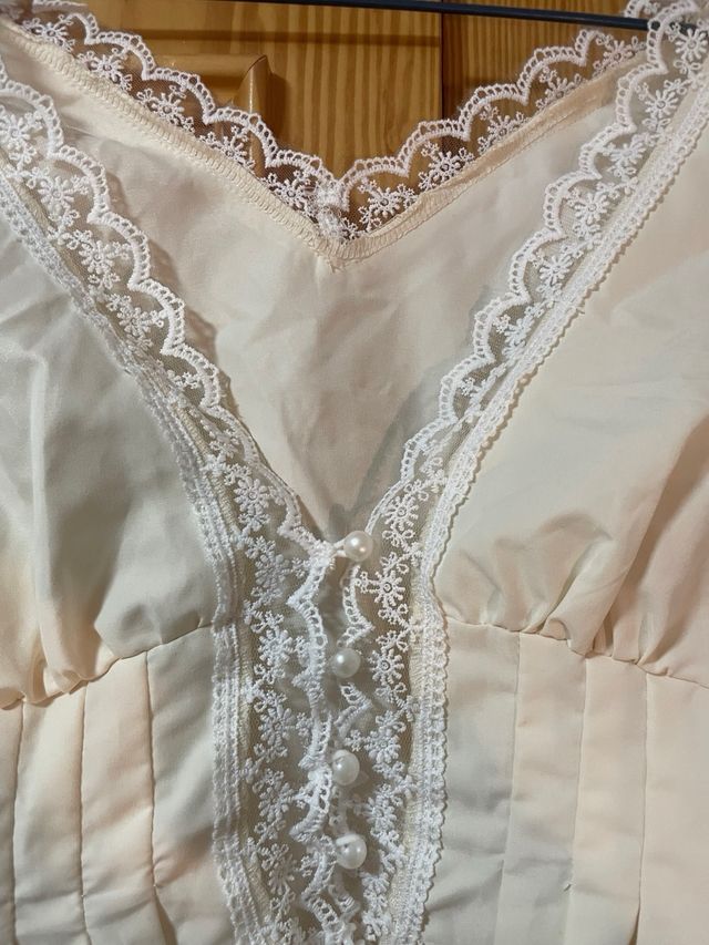 Blusa blanca encaje escote pico