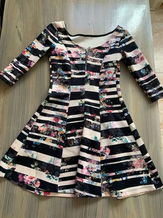 Vestido Stradivarius flores manga 3/4