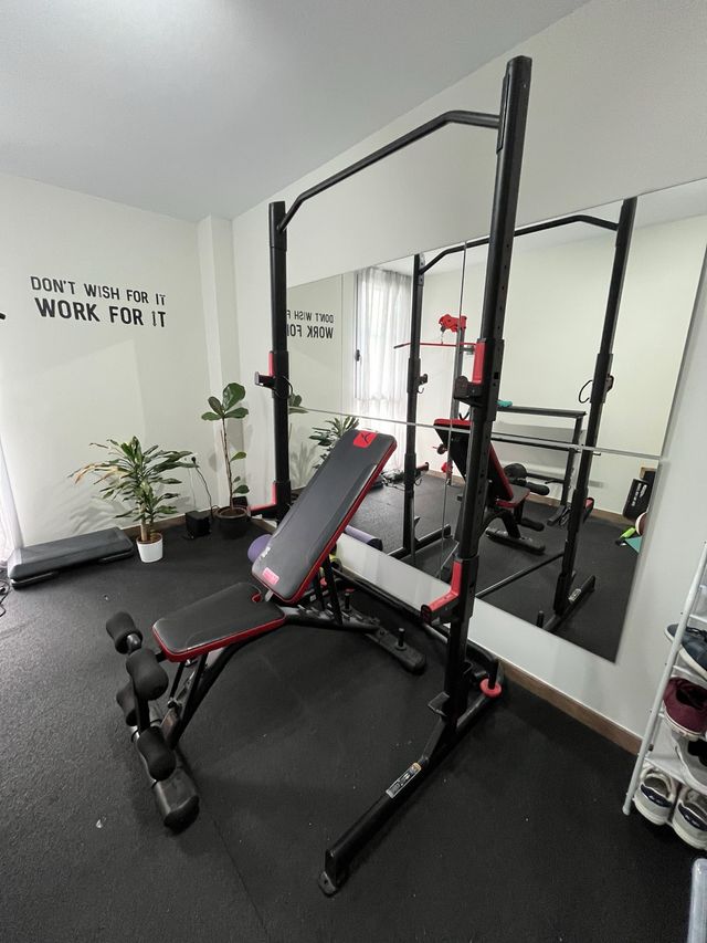 Rack y banco de gimnasio