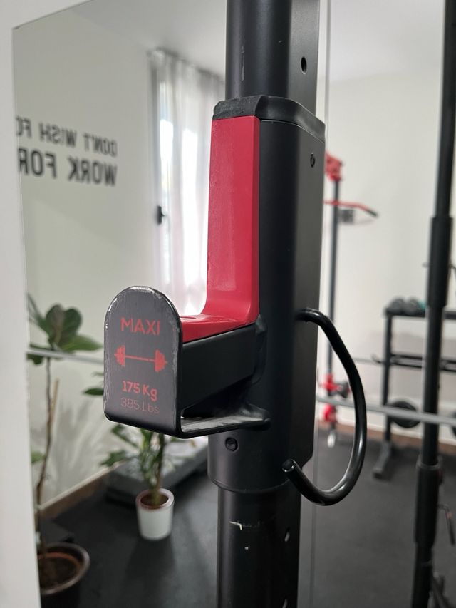 Rack y banco de gimnasio