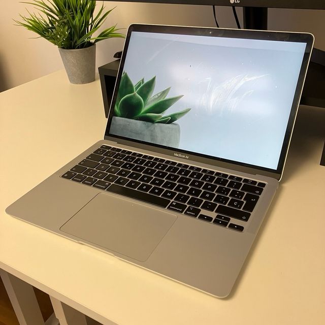 MacBook Air M1 16GB RAM 256GB SSD con adaptador