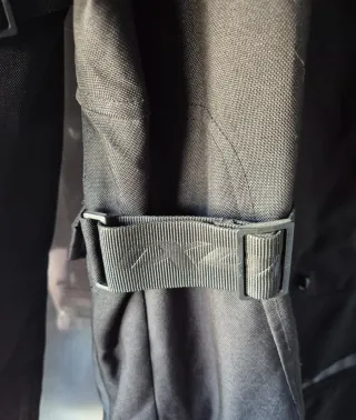 Chaqueta de moto IXON negra con detalles rojos