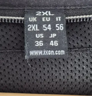 Chaqueta de moto IXON negra con detalles rojos