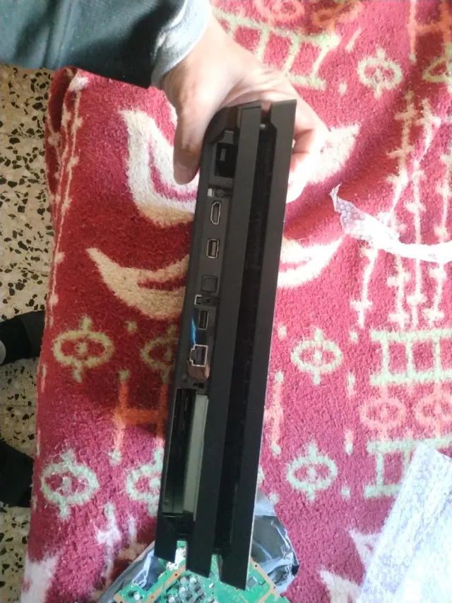 Ps4 Pro guasta modello cuh-7216B