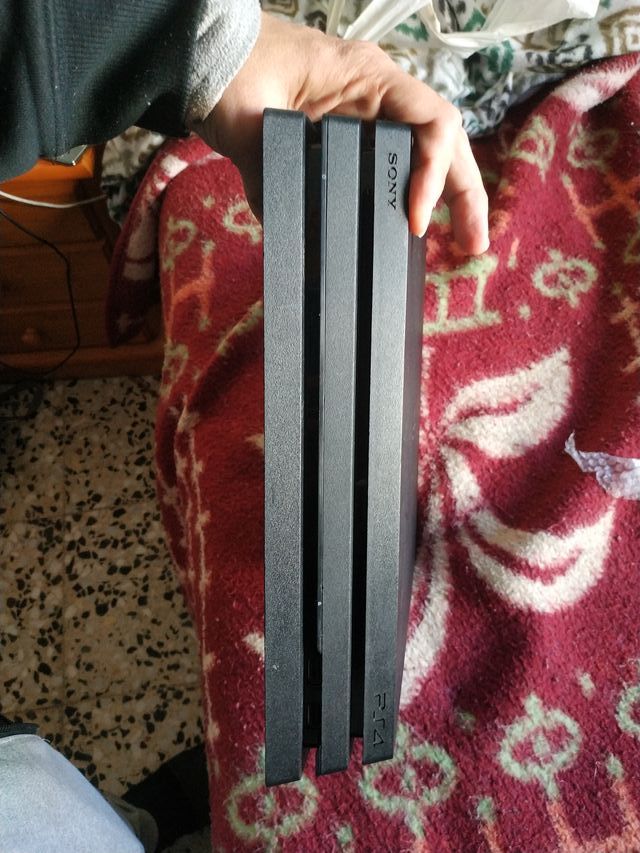 Ps4 Pro guasta modello cuh-7216B