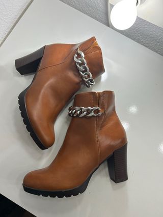 Botines Menbur Marrones con Cadena