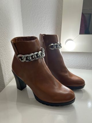 Botines Menbur Marrones con Cadena