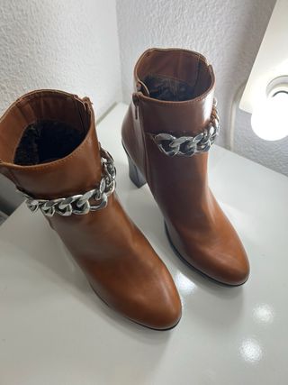 Botines Menbur Marrones con Cadena