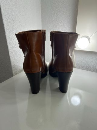 Botines Menbur Marrones con Cadena