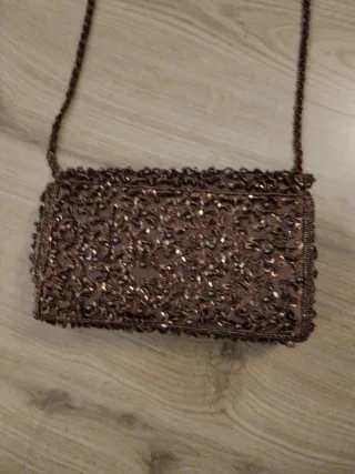 Bolso de fiesta marrón y dorado