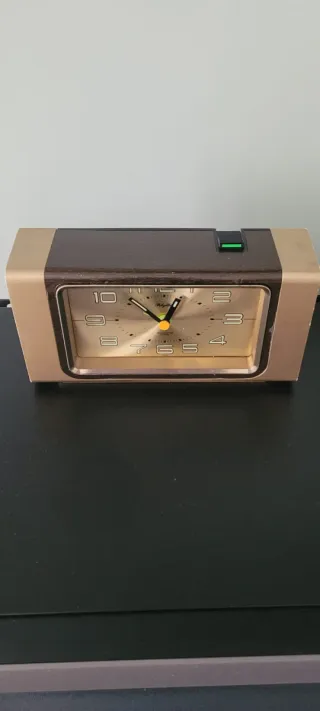 Sveglia da tavolo vintage in metallo