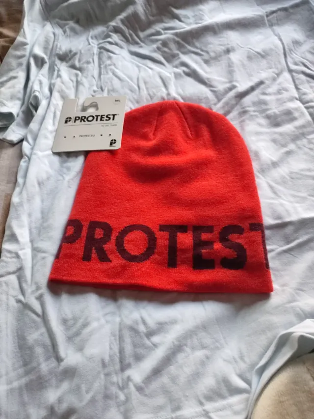 Cappello rosso Protest