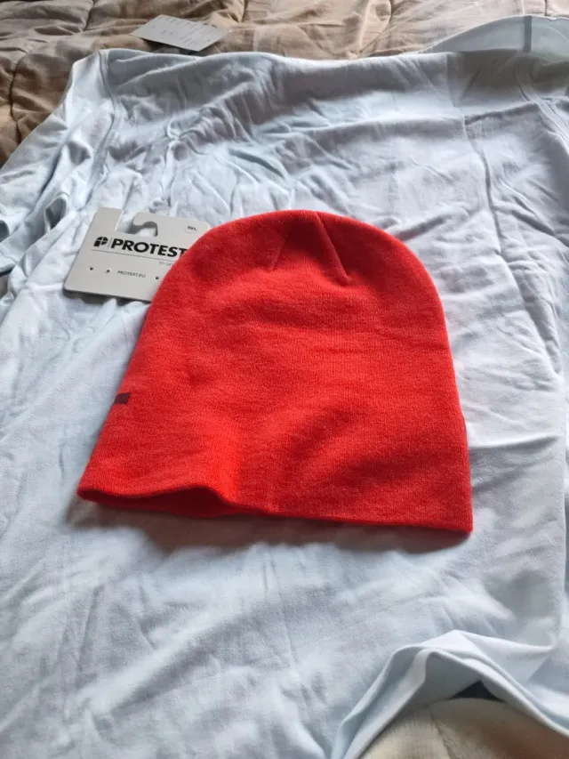 Cappello rosso Protest