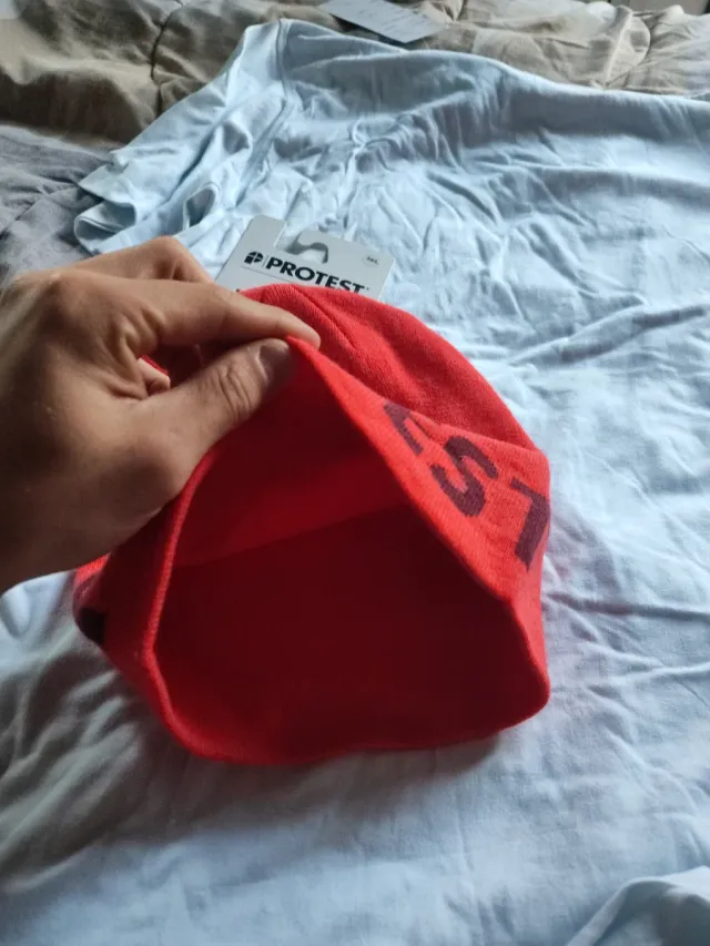 Cappello rosso Protest