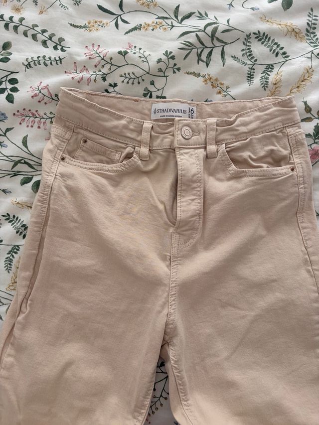 Vaqueros acampanados beige